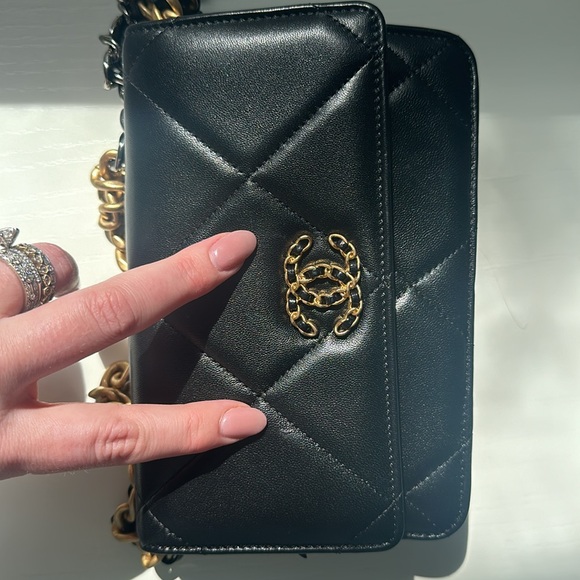 Pristine condition Lambskin Quilted Chanel 19 Wallet On Chain Black complete set - Picture 16 of 17
